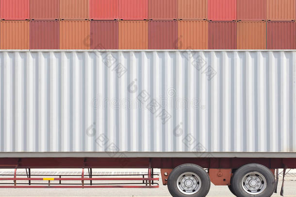 集装箱货运卡车和一堆集装箱
