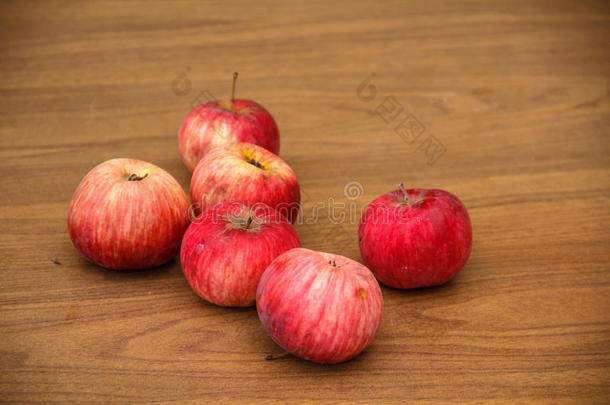 秋天。 红苹果掉在地上。