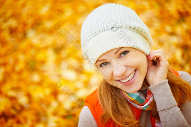 面对快乐的女孩，秋天的叶子在散步