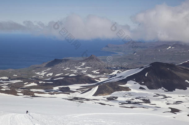 寒冷的冰川徒步旅行者徒步旅行冰岛
