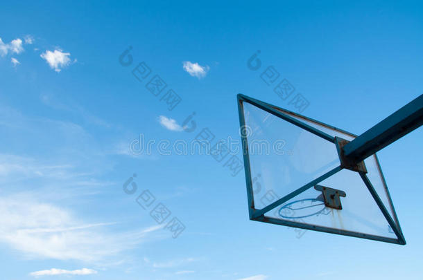 开阔的<strong>天空</strong>外清晰的<strong>篮球</strong>板