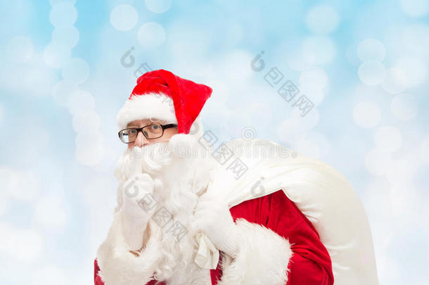 穿着圣诞老人装的男人拿着袋子