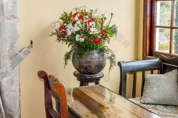 带<strong>桌椅</strong>和墙壁的花盆