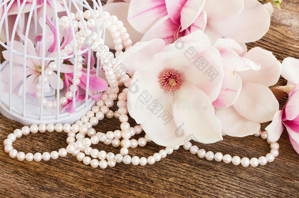 木桌上有珍珠的玉兰花