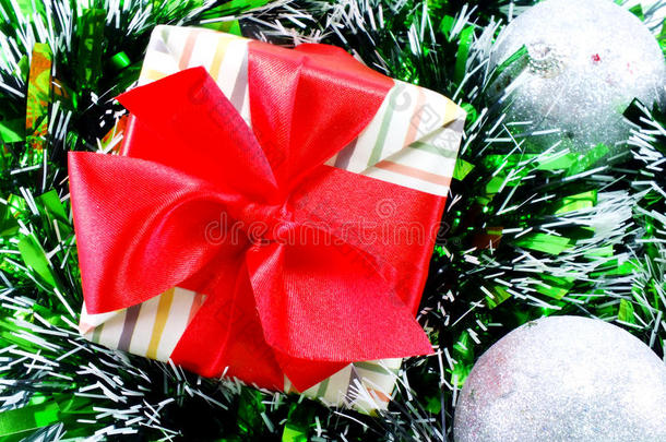 礼品盒赠送红色丝带圣诞背景