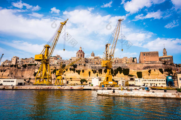 马耳他海岸的起重机和码头