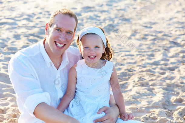 父亲和女儿一起在海滩上沙滩