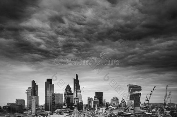 伦敦金融城金融区方圆英里的天际线与风暴
