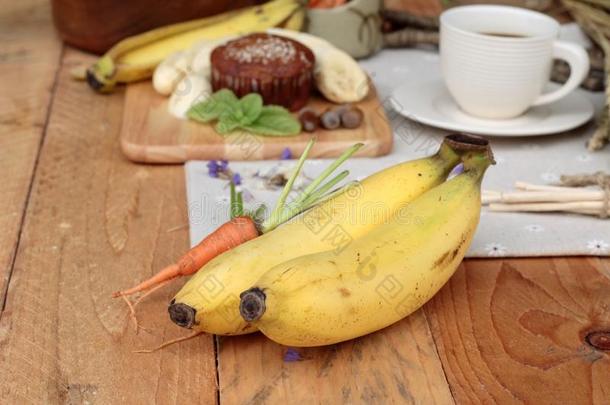 香蕉蛋糕的美味和香蕉成熟与咖啡。
