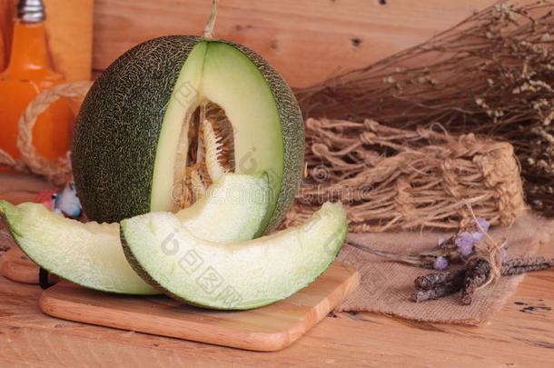 绿色哈密瓜瓜果多汁的木材背景。