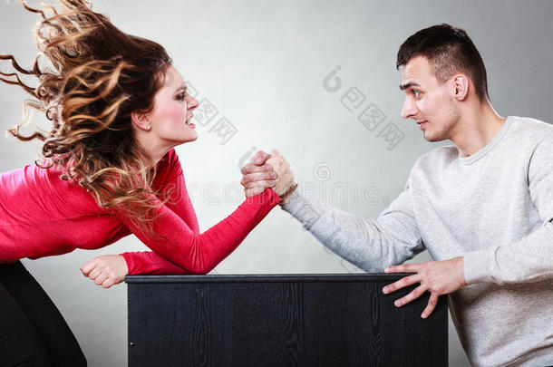 年轻夫妇之间的手臂摔跤挑战