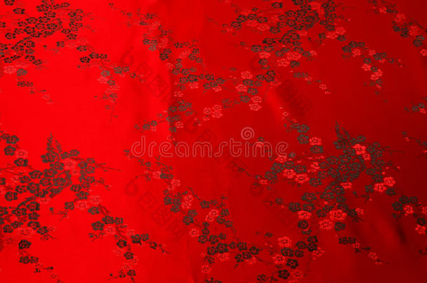 中国书法丝绸中国风格。 红色丝绸背景。