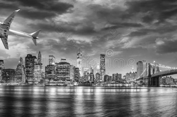 <strong>飞机飞越</strong>纽约市的黑白景色
