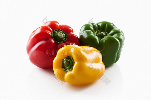 新鲜蔬菜。 三种甜红、黄、青椒分离物