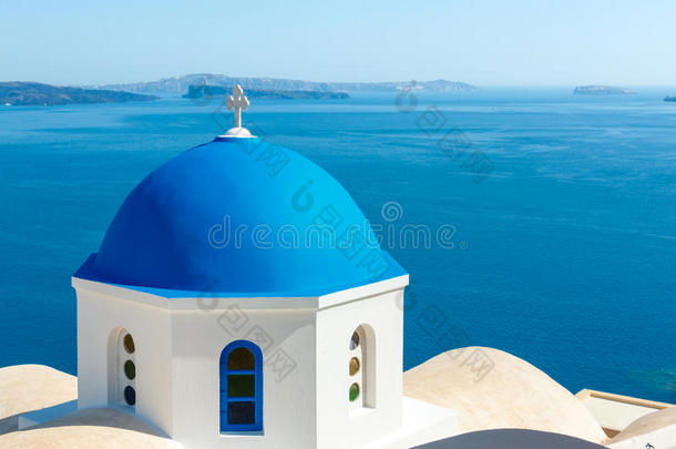 希腊教堂，蓝色圆顶在奥亚，桑托里尼