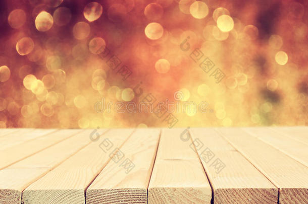 <strong>古朴</strong>的木桌前闪烁着银色和金色明亮的波基灯