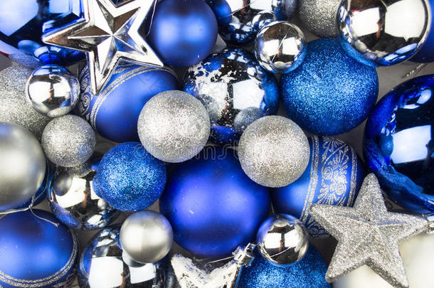 蓝色和银色<strong>圣诞</strong>球作为<strong>圣诞</strong>背景