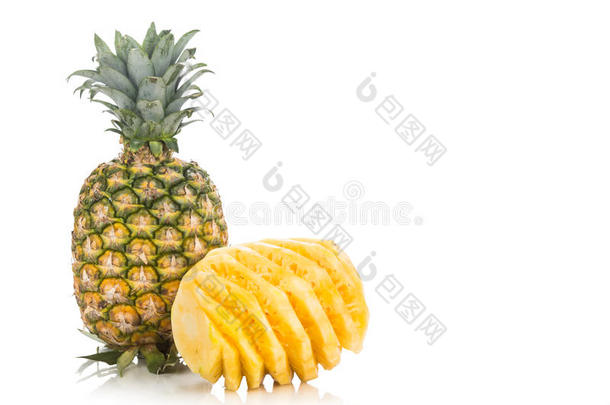 新鲜多汁的营养切割菠萝与整个水果作<strong>为</strong>背景