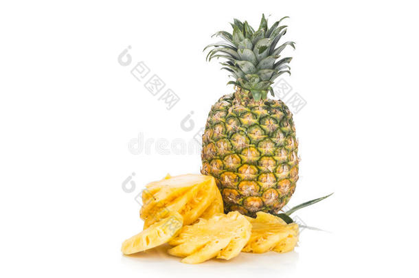新鲜多汁的营养切割菠萝与整个水果作为背景