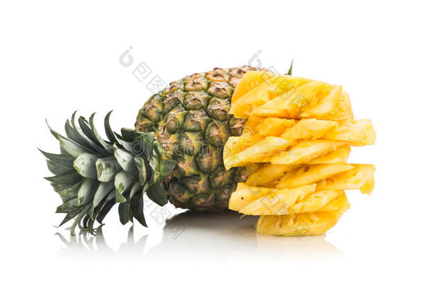 新鲜<strong>多汁</strong>的<strong>营养</strong>切割菠萝与整个水果作为背景