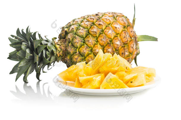 新鲜多汁的营养切割菠萝与整个水果作为背景