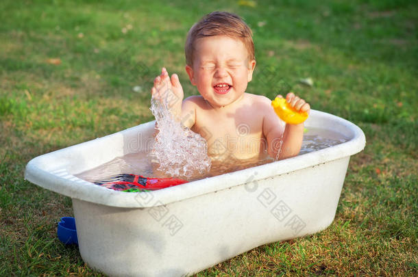 一个快乐的小宝宝洗澡玩耍