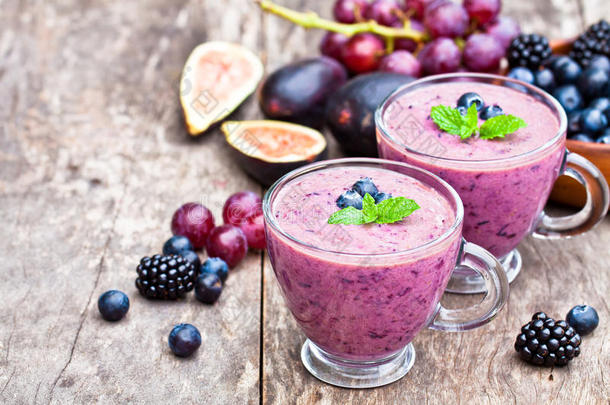 新鲜健康的Pulpy鸡尾酒与紫色水果和浆果