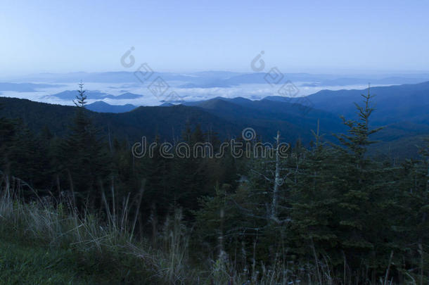 在烟雾弥漫的山上黎明