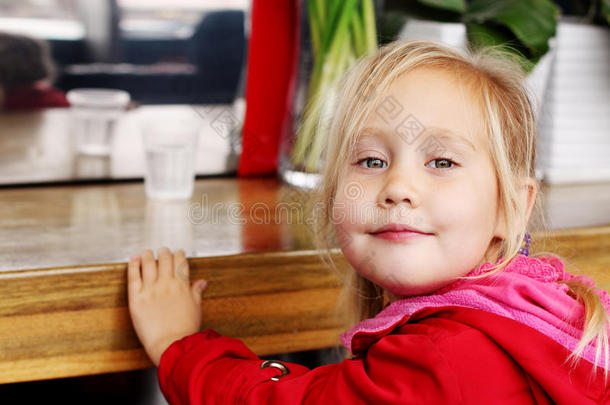 坐在咖啡馆里的女孩