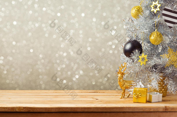 圣诞假期背景，圣诞树和木制<strong>桌子</strong>上的<strong>装饰品</strong>。 黑色，金色和银色的<strong>装饰品</strong>