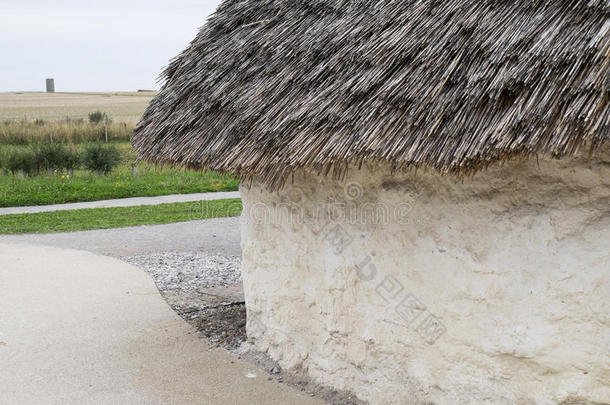 展览新石器时代的房子在巨石阵，索尔兹伯里，威尔特郡，英国与榛木茅草屋顶和稻草干草涂抹墙壁