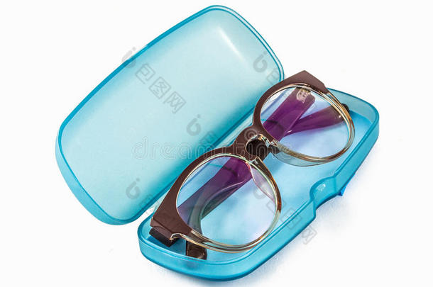 蓝色塑料眼镜盒隔离在白色上