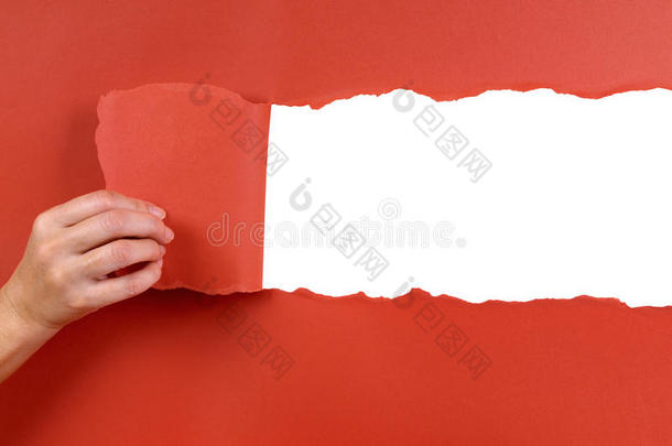 <strong>手撕</strong>红纸背景露出白色复印空间