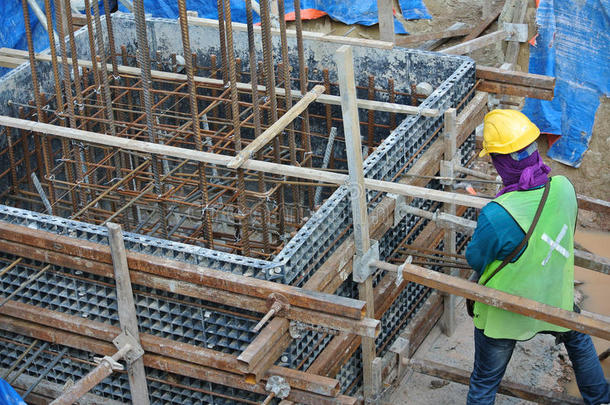 施工人员在施工现场安装由聚合物制成的承台<strong>模板</strong>。