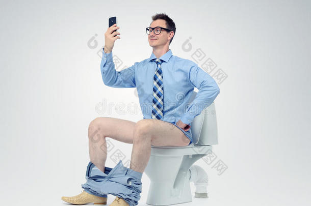 有趣的人在厕所里拍照