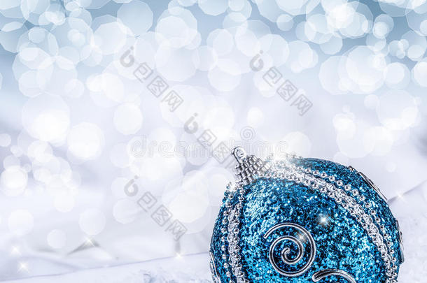 圣诞节。 圣诞<strong>蓝球</strong>和银丝带雪和空间抽象背景。