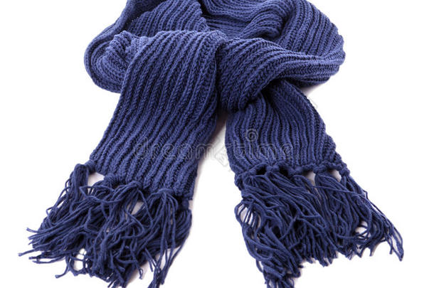 蓝色厚厚的温暖的冬季围巾隔离在白色的背景上