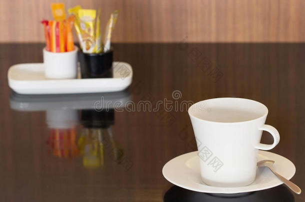 桌子上的咖啡杯