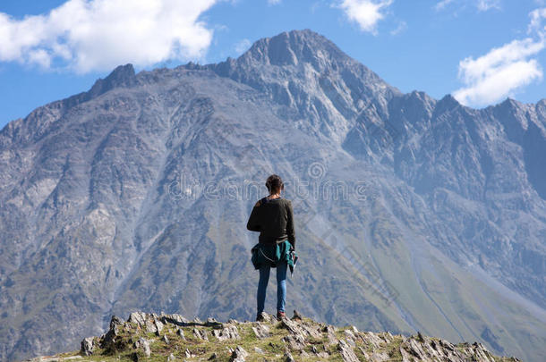 一个旅行者在山上观看风景，卡兹贝格山-卡兹贝吉(Stepantsminda)，佐治亚州