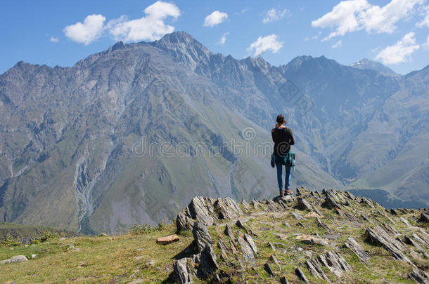 一个旅行者在山上观看风景，卡兹贝格山-卡兹贝吉(Stepantsminda)，佐治亚州