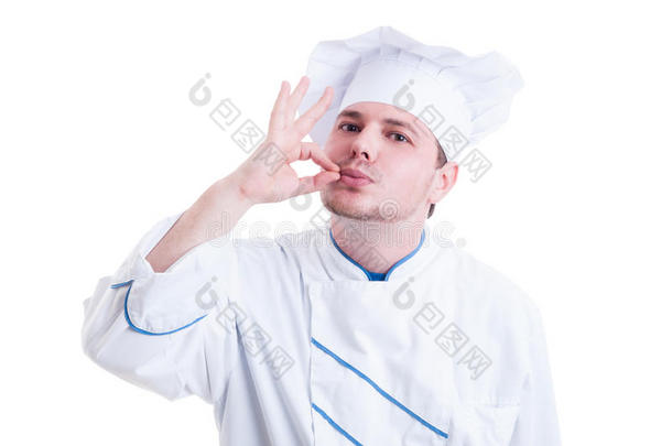 厨师或厨师通过亲吻手指做出美味的手势