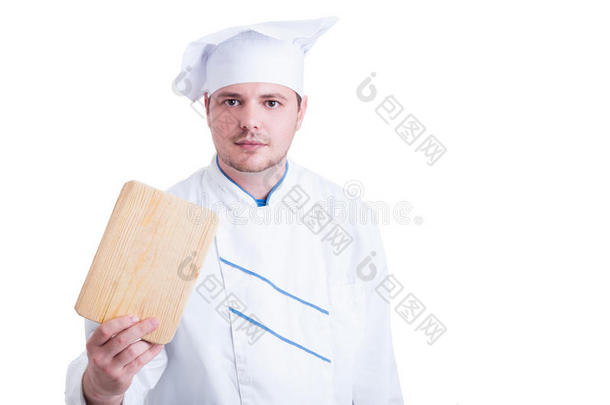 厨师或厨师拿着木制砧板