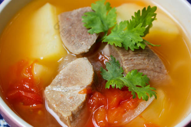 美味的猪肉炖汤和蔬菜。