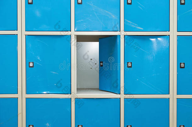 房间里的蓝色储物柜