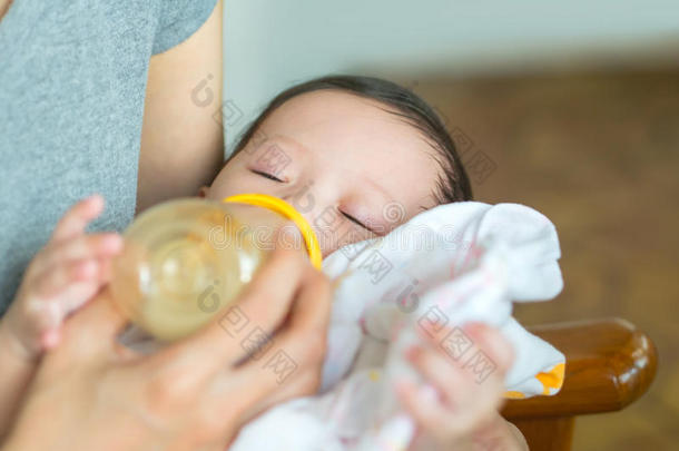 亚洲母亲在婴儿睡觉和睡觉时喂奶瓶