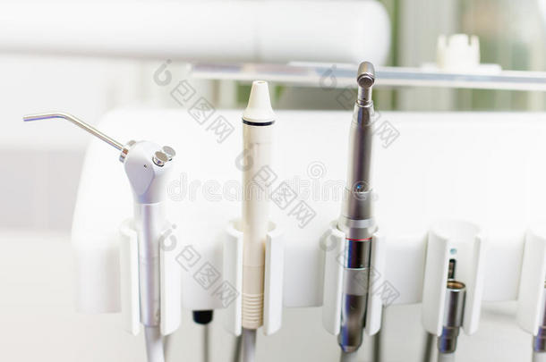 牙科诊所的近距离牙科工具或器械