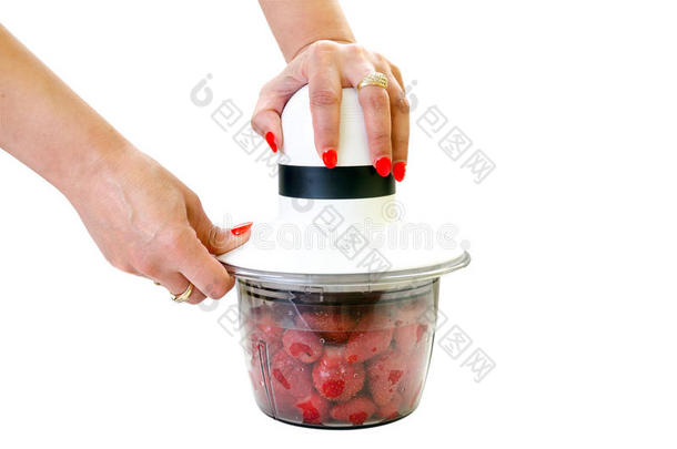 水果冰沙女人用搅拌机做草莓冰沙