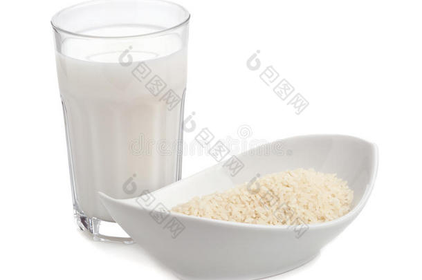 一杯米饭牛奶和一碗米饭