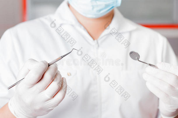 牙科医生用牙科工具或器械治疗