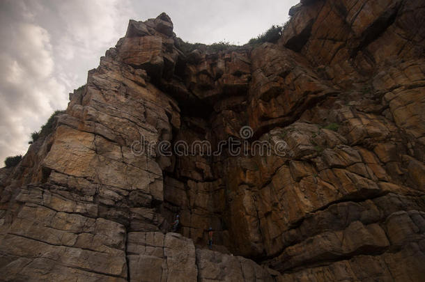 冒险悬崖<strong>攀登户外</strong>的岩石
